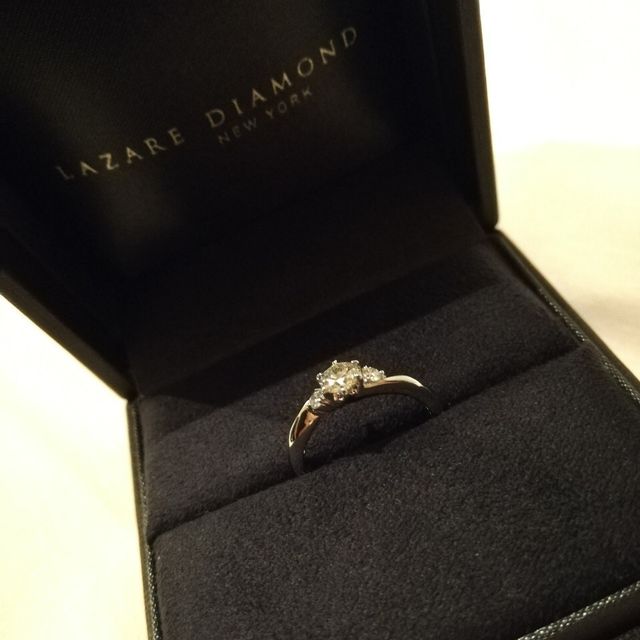 【ラザール ダイヤモンド(LAZARE DIAMOND)の口コミ】 選ぶ基準としては結婚指輪と重ねづけできることが条件でした。手の指は節…