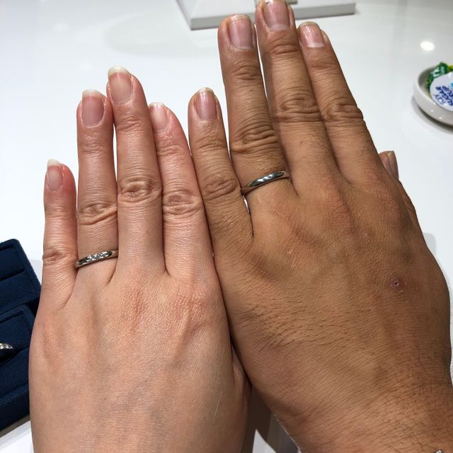 【4℃ BRIDAL(ヨンドシーブライダル)の口コミ】 婚約指輪のハーフエタニティとの重ね付けができるストレートラインでダイ…