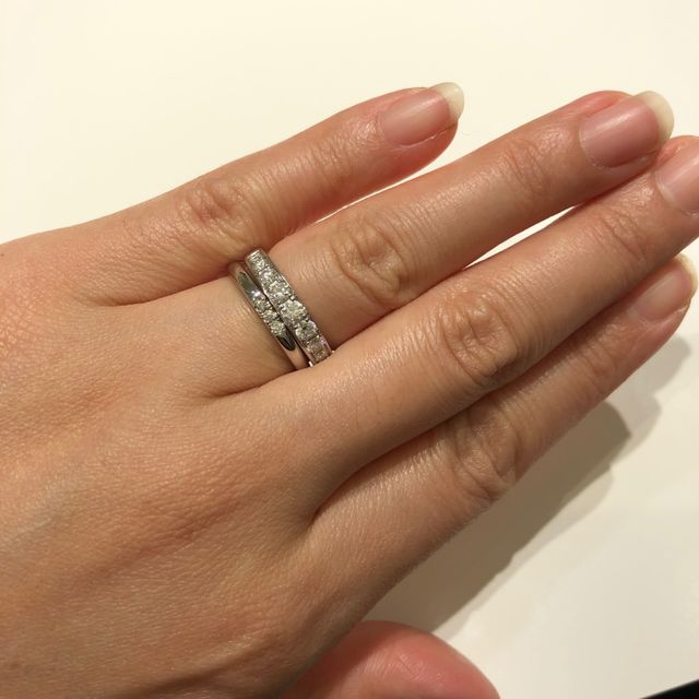 【4℃ BRIDAL(ヨンドシーブライダル)の口コミ】 婚約指輪のハーフエタニティとの重ね付けができるストレートラインでダイ…