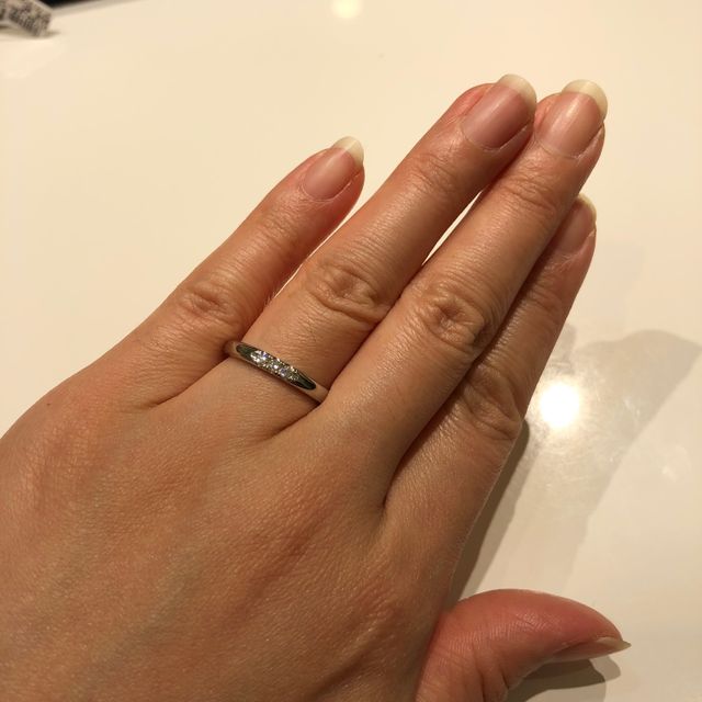 【4℃ BRIDAL(ヨンドシーブライダル)の口コミ】 婚約指輪のハーフエタニティとの重ね付けができるストレートラインでダイ…