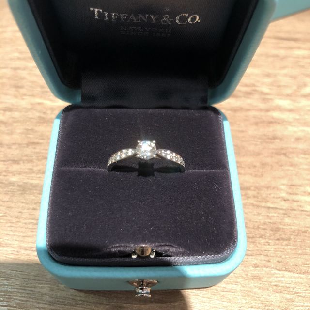 【ティファニー(Tiffany & Co.)の口コミ】 全体的にキラキラしていて、普段から使えるものが欲しくて選びました。普…