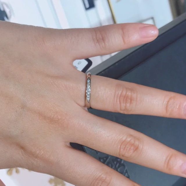 【ROYAL ASSCHER(ロイヤル・アッシャー)の口コミ】 シンプルで上品でありながら流れるようなメレダイヤのデザインが綺麗で凝…