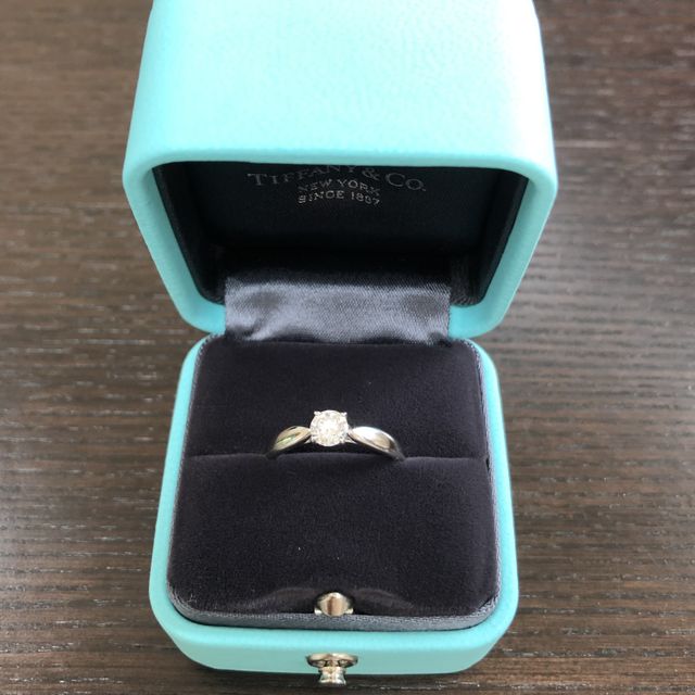 【ティファニー(Tiffany & Co.)の口コミ】 憧れのティファニーで、エンゲージリングらしいデザインです。
可愛らしい…