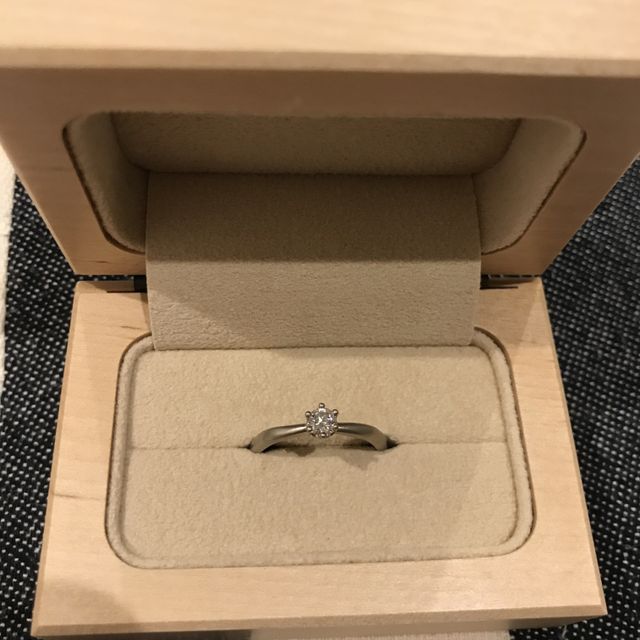 【uchimari(ウチマリ)の口コミ】 普段豪華なアクセサリーをつけないので、一般的な婚約指輪には、あまり魅…