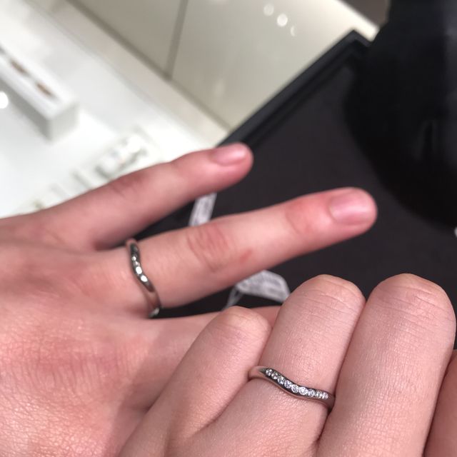 【ティファニー(Tiffany & Co.)の口コミ】 丸みのあるフォルムで、ダイヤがさり気なく光ります。真っ直ぐの平行らい…