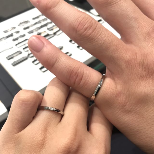 【ラザール ダイヤモンド(LAZARE DIAMOND)の口コミ】 シンプルデザインで、ストーンが少しはいっています。ストーンの数はその…