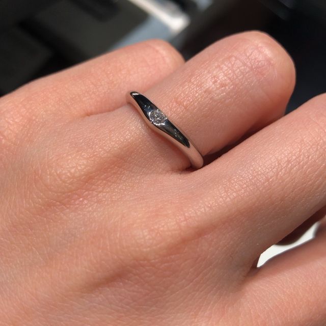 【ラザール ダイヤモンド(LAZARE DIAMOND)の口コミ】 特に2点あげます。
①ダイヤモンド
一石でも強い輝きをセンターに着いたダ…