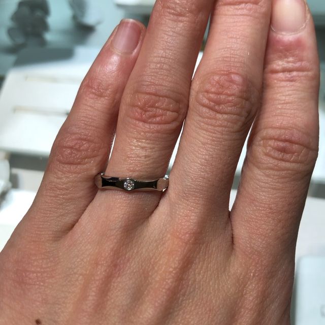 【ブルガリ(BVLGARI)の口コミ】 リング名を日本語訳すると無限大という意味だそうです。
寄り添う夫婦をイ…