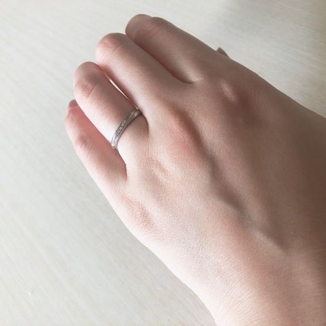 【4℃ BRIDAL(ヨンドシーブライダル)の口コミ】 細めのラインでもダイヤのキラキラ感はしっかり主張されるようなデザイン…