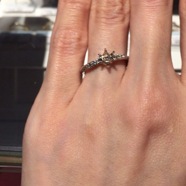 【銀座ダイヤモンドシライシの口コミ】 S字のウェーブ＋ねじったようなデザインのため指輪に立体感があります。中…