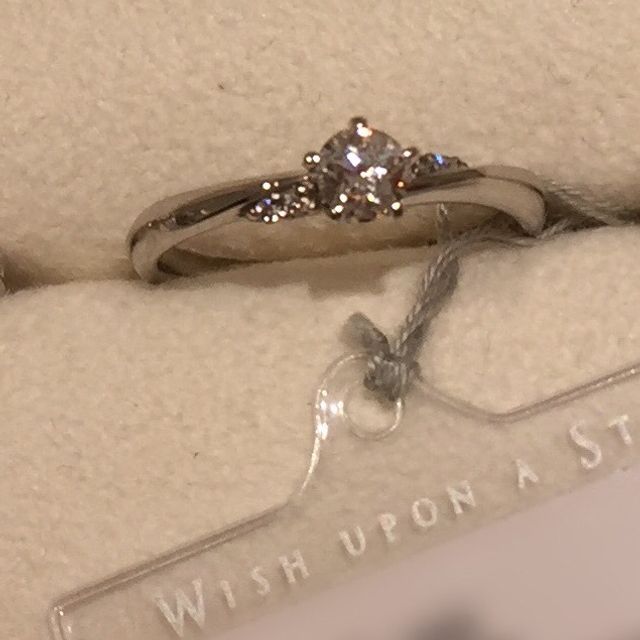 【festaria bijou SOPHIA(フェスタリア ビジュソフィア)の口コミ】 中央のダイヤの左右に小さいダイヤが付いているデザイン。デザインはシン…