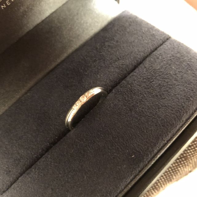 【ラザール ダイヤモンド(LAZARE DIAMOND)の口コミ】 ダイヤモンドの入った華やかなもので、なおかつ男性のものとお揃い感のあ…