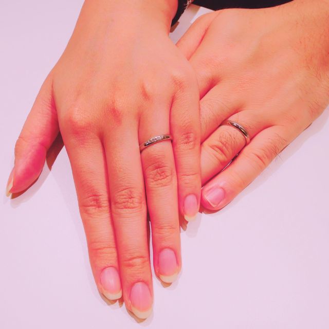 【ラザール ダイヤモンド(LAZARE DIAMOND)の口コミ】 ダイヤモンドの入った華やかなもので、なおかつ男性のものとお揃い感のあ…