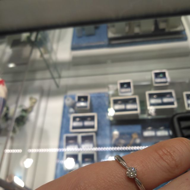【Something Blue(サムシングブルー)の口コミ】 この婚約指輪のデザインは真ん中のダイヤモンドがエレガントなデザインで…