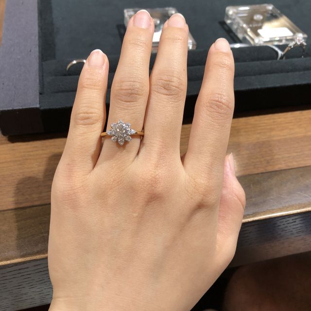 【TOMOE(トモエ)の口コミ】 他にはないお花のような可愛いらしいデザインが決めてでした。普段はとて…