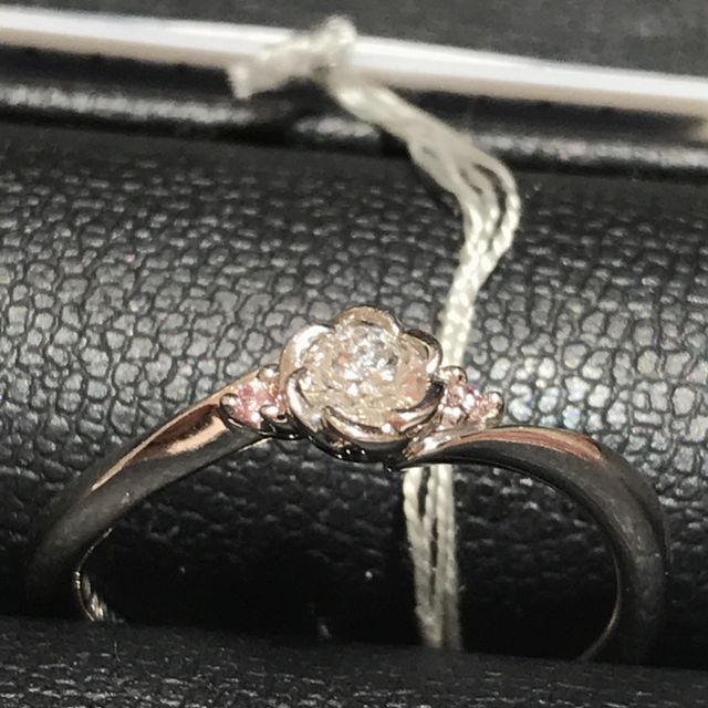 【TRECENTI(トレセンテ)の口コミ】 ダイヤモンドが小さくともフローラルだとダイヤの周りをプラチナで囲って…