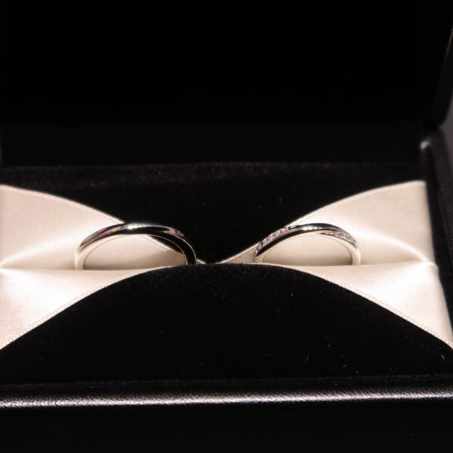 【エクセルコダイヤモンド(EXELCO DIAMOND)の口コミ】 ふたりとも、ウェーブタイプの指輪や、ゴージャスな指輪は好みではなく、…