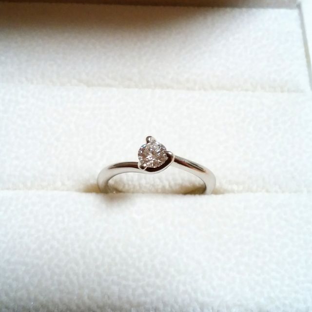 【アンジェリックフォセッテ(Angelique Fossette)の口コミ】 彼と一緒に決めました。シンプルに一粒タイプのデザインがよかったので、…