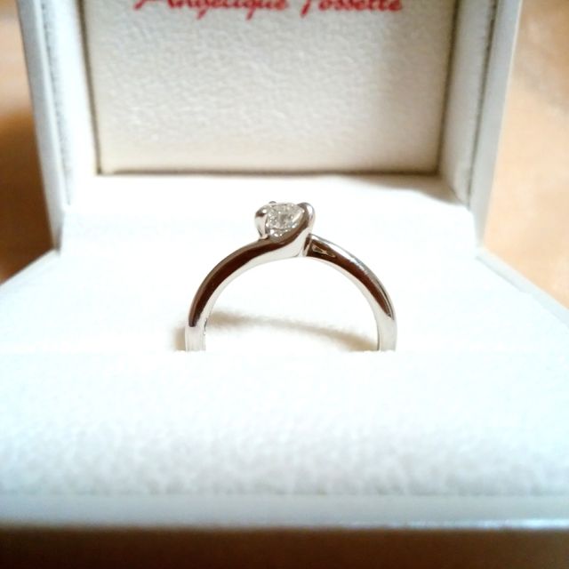 【アンジェリックフォセッテ(Angelique Fossette)の口コミ】 彼と一緒に決めました。シンプルに一粒タイプのデザインがよかったので、…