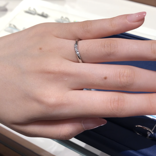 【銀座ダイヤモンドシライシの口コミ】 細くてウェーブなのでスッキリした印象です。店員さんは指が綺麗に見える…