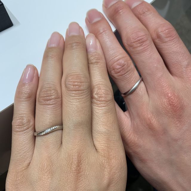 【4℃ BRIDAL(ヨンドシーブライダル)の口コミ】 曲線の強いウェーブデザインのリングです。Surfというその名の通り、波の…