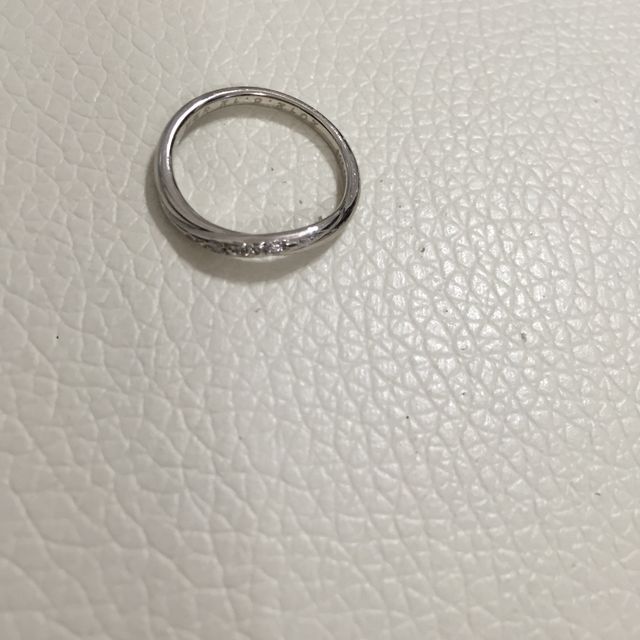 【STAR JEWELRY(スタージュエリー)の口コミ】 まず結婚指輪は毎日するものなので石が外れたりもします。
ですが、starje…