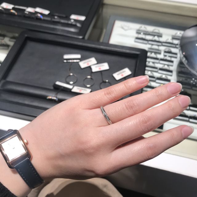 【ラザール ダイヤモンド(LAZARE DIAMOND)の口コミ】 ダイヤがキラッキラなハーフエタニティリング。センターに大きめのダイヤ…