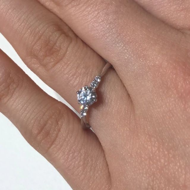 【BRILLIANCE+(ブリリアンスプラス)の口コミ】 サイドのダイヤの輝きとセンターの一粒ダイヤの輝きが相まって存在感のあ…