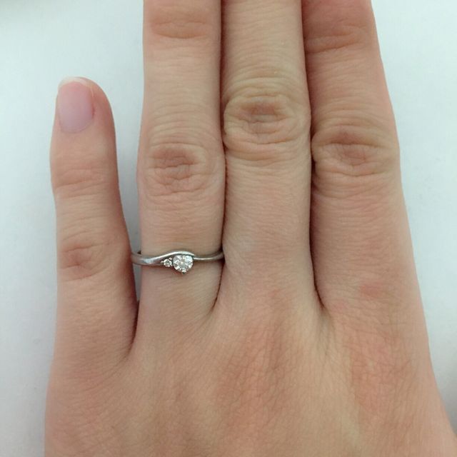 【MISS MONT ROND(ミスモントロンド)の口コミ】 結婚指輪と一緒に婚約指輪も選びました。婚約指輪は大きなダイヤがドーン…