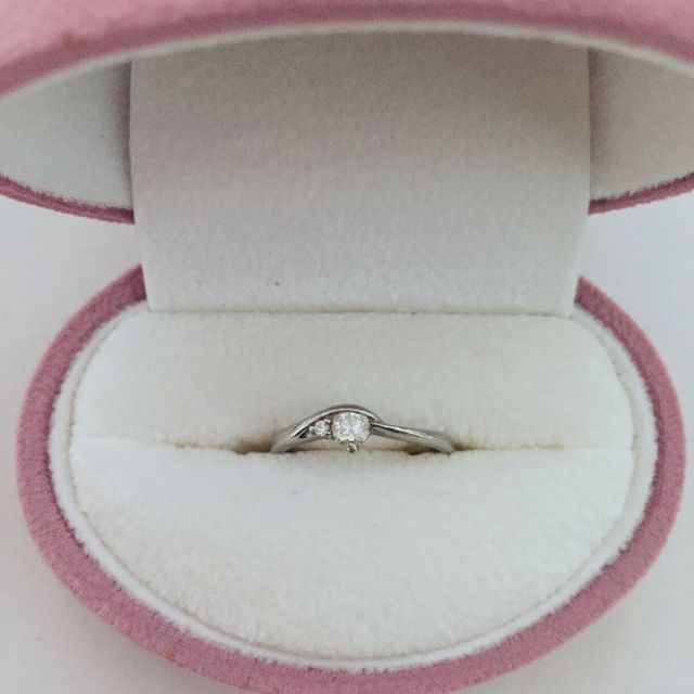 【MISS MONT ROND(ミスモントロンド)の口コミ】 結婚指輪と一緒に婚約指輪も選びました。婚約指輪は大きなダイヤがドーン…