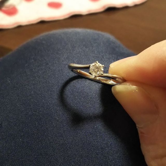 【ROYAL ASSCHER(ロイヤル・アッシャー)の口コミ】 婚約指輪ということで、細かいダイヤが全体的に散りばめられてるよりもシ…