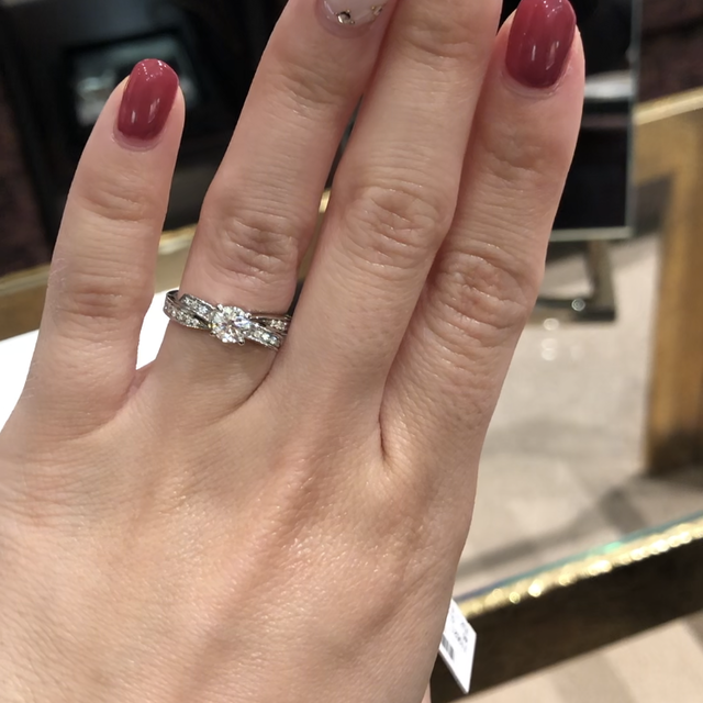 【シャネル(CHANEL)の口コミ】 リボンをかけたようなデザインの婚約指輪は初めてつけた時から虜になりま…