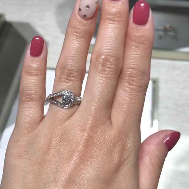 【ヴァン クリーフ＆アーペル(Van Cleef & Arpels)の口コミ】 ほかの婚約指輪と比べてすごくデザイン性のある指輪で、すごく存在感があ…