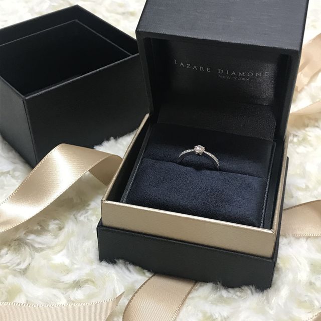 【ラザール ダイヤモンド(LAZARE DIAMOND)の口コミ】 ダイヤがいくつか付いているものかつ、婚約指輪の王道っぽいデザインのも…