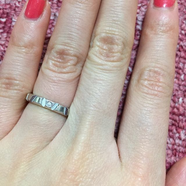 【TASAKI(タサキ)の口コミ】 プラチナ、女性用は一粒ダイヤが付いています。
どちらかというと華奢な手…