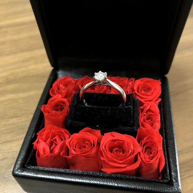 【エクセルコダイヤモンド(EXELCO DIAMOND)の口コミ】 台が高く、ダイヤが良く見えるデザインに惹かれました。
上から覗くと、ダ…