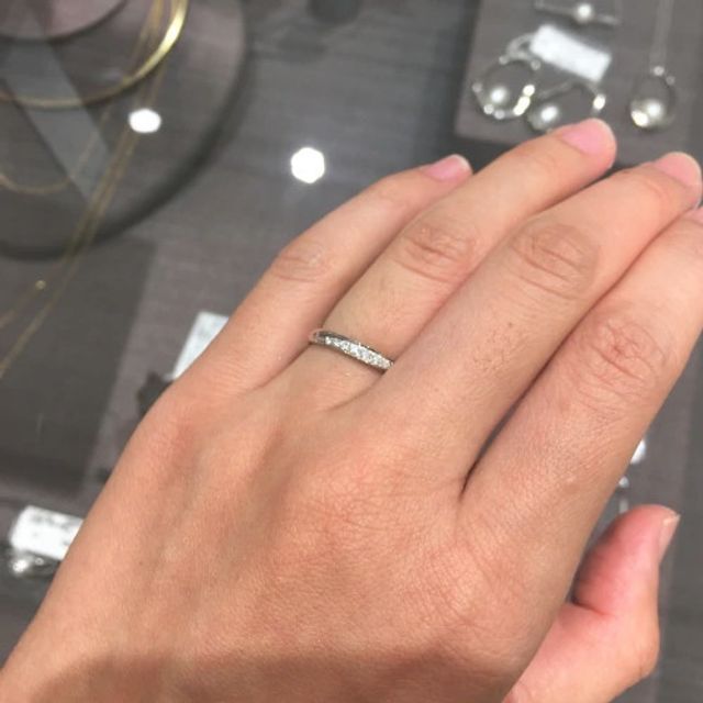 【バーニーズニューヨーク(BARNEYS NEW YORK)の口コミ】 プラチナの滑らかな曲線やシンプルで上品なリングデザインが気に入りまし…