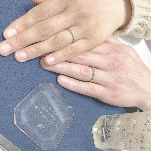 【4℃ BRIDAL(ヨンドシーブライダル)の口コミ】 婚約指輪が4℃さんだったため、結婚指輪も4℃さんにしようと
決めました。
…