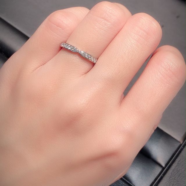 【ラザール ダイヤモンド(LAZARE DIAMOND)の口コミ】 サイトでデザインを見て一目惚れでした。
持っている婚約指輪と合うデザイ…