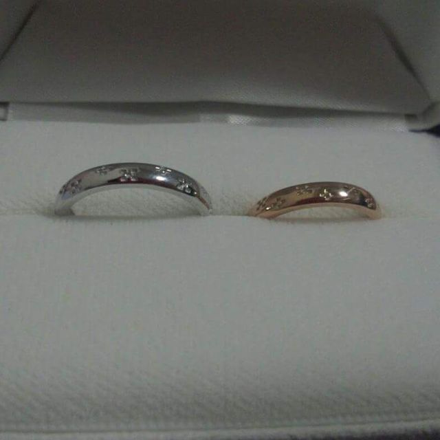 【Grace anniversary design(旧Grand blue)の口コミ】 沖縄の伝統工芸のミンサーが彫られたリング。
５個と４個の刻印で「い（5…