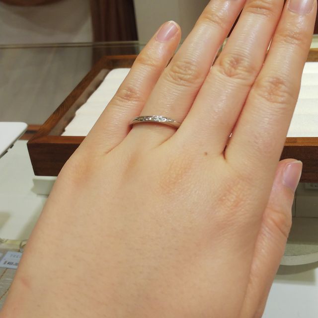 【TRECENTI(トレセンテ)の口コミ】 ストレートタイプでシンプルながらも、ダイヤの入り方がかわいく、長く使…