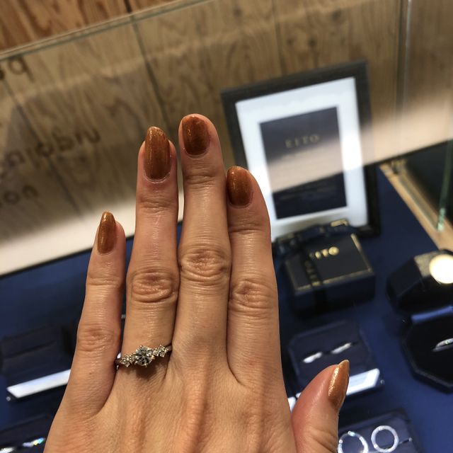 【PORTADA(ポルターダ)の口コミ】 真ん中のダイヤの両横にも可愛い装飾がついてて良かった。着けてみても、…