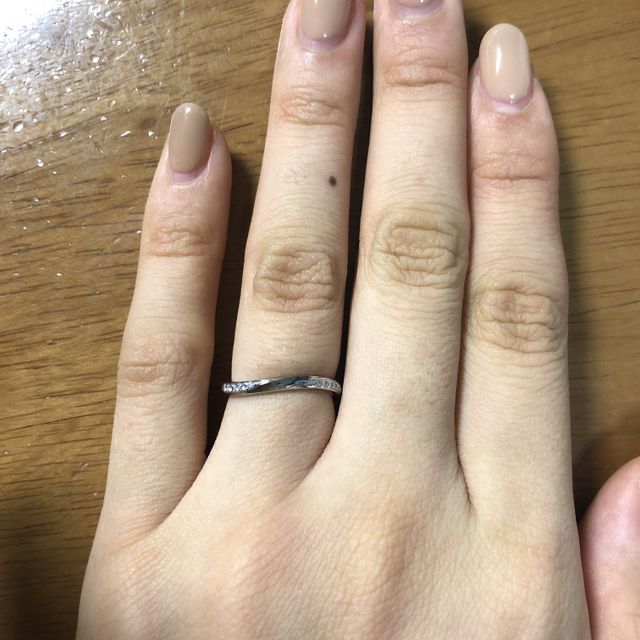 【アイプリモ(I-PRIMO)の口コミ】 カーブのデザインで、指にフィットしてつけ心地がいいこと、ラメが斜めか…