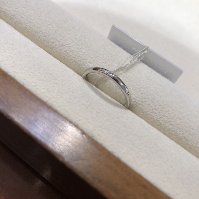 【TRECENTI(トレセンテ)の口コミ】 ●つけ心地
最初に平打ちのものと、内側を丸く仕上げているものをためさせ…