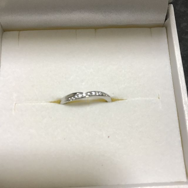 【銀座ダイヤモンドシライシの口コミ】 婚約指輪と重ね付けをしたときに、リングの形状があっていて、違和感がな…