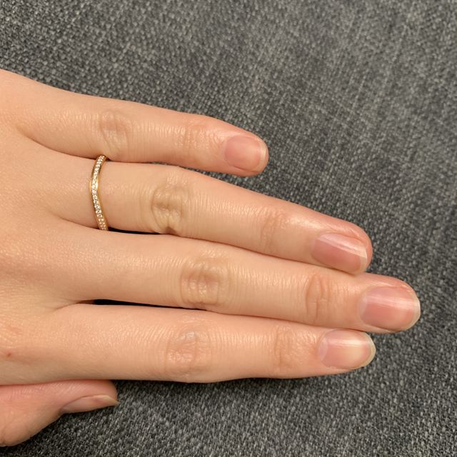 【カルティエ(Cartier)の口コミ】 指輪の半周がダイヤ入っており、もう半周は入っていないので、仕事中にも…