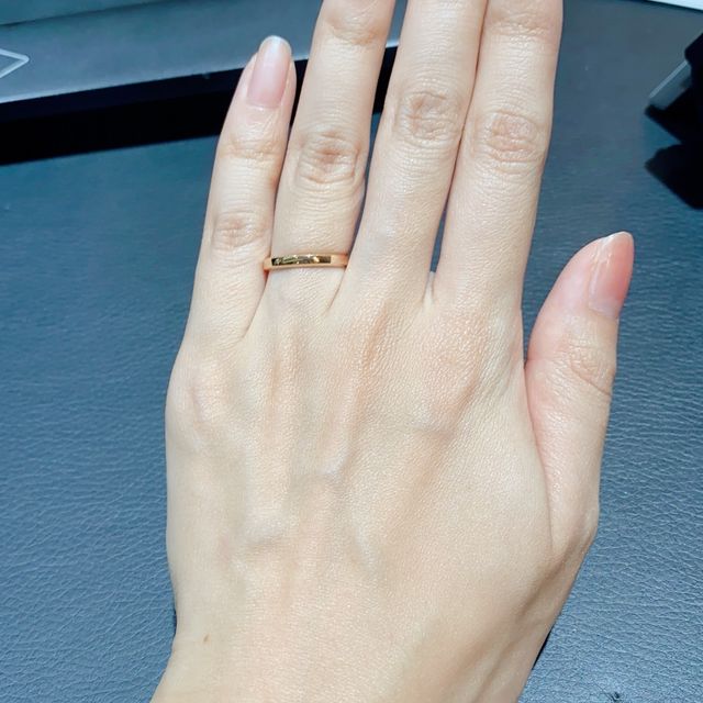 【ヴァン クリーフ＆アーペル(Van Cleef & Arpels)の口コミ】 軽く、見た目丸みはありませんが付け心地が良い。
洗練されているデザイン…