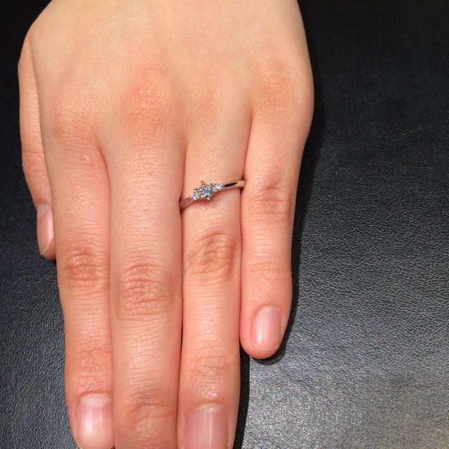 【ラザール ダイヤモンド(LAZARE DIAMOND)の口コミ】 ダイヤモンドの両端に小さいダイヤがあしらわれていて、かわいかったです…