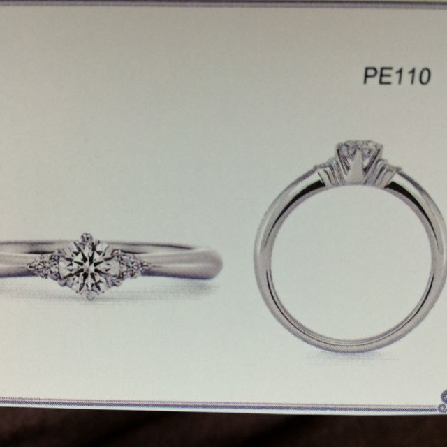 【ラザール ダイヤモンド(LAZARE DIAMOND)の口コミ】 ダイヤモンドの両端に小さいダイヤがあしらわれていて、かわいかったです…