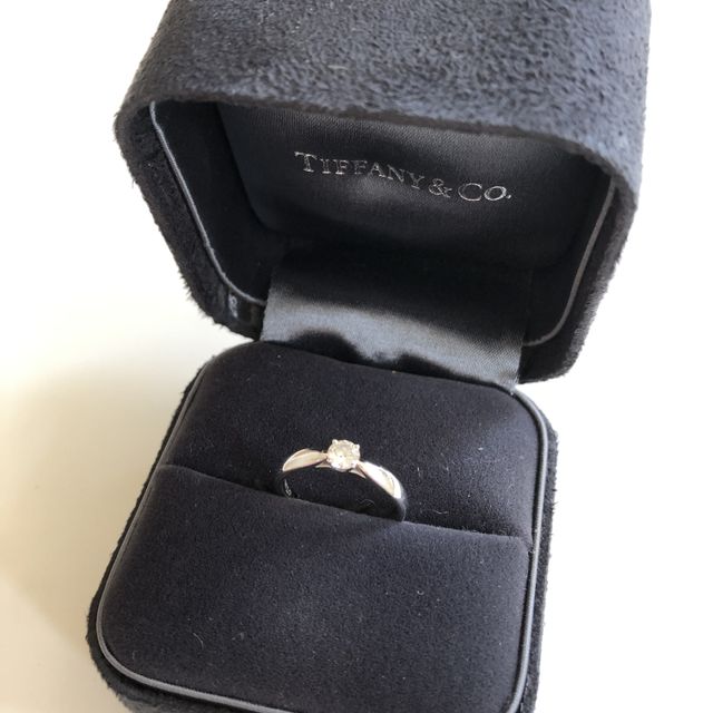 【ティファニー(Tiffany & Co.)の口コミ】 デザインがシンプルで何年経っても飽きがこなさそうであったこと
結婚指輪…